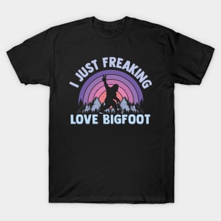 I Just Freaking Love Bigfoot Sasquatch lovers T-Shirt